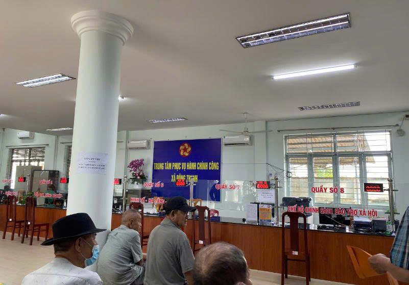 Người dân đến làm thủ tục hành chính tại UBND xã Đông Thạnh