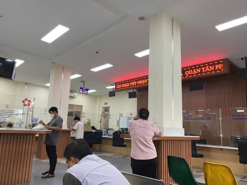 Công dân đến làm thủ tục tại Bộ phận một cửa - UBND quận Tân Phú